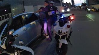 情侣出游违规被拦查惨了 真实身分意外曝光被逮