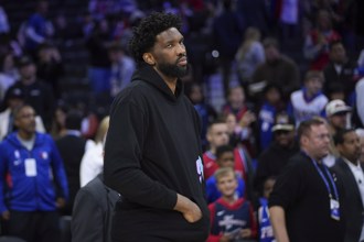 NBA》不爽兒子與已故弟弟被提及 恩比德賽後爆怒推記者