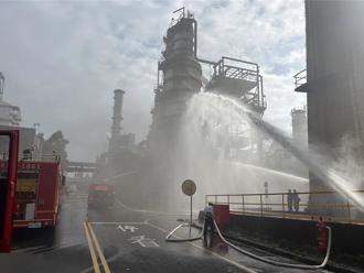 桃園煉油廠火警狂冒黑煙 消防到場已自行撲滅