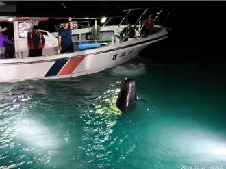 高雄外海領航鯨「纏網浮沉」 娛樂漁船攜手釣友割網解困