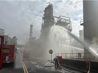 桃煉廠20公尺高真空塔起火狂冒黑煙 中油回應了