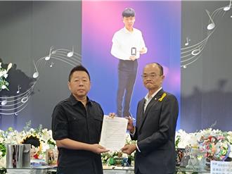 男大生閃違規車自撞亡 父悲慟代領星宇錄取書：這是你的榮譽