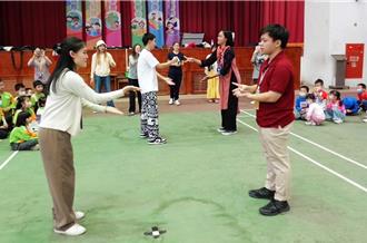 嘉義鹿滿國小生變身小外交官 與30名泰國大學生交流文化