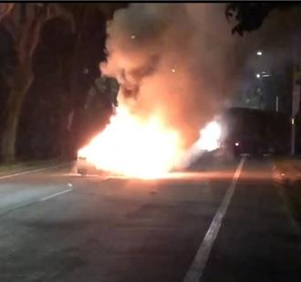 二林绿色隧道火烧车！ 轿车与蛋车碰撞烧到剩废铁