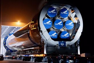 巨大的新葛倫重型火箭第一級推出廠房 計畫11月底發射 