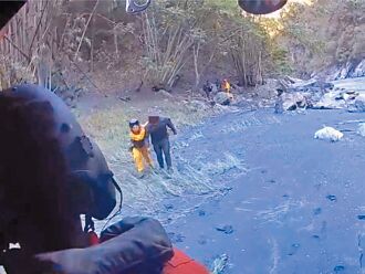 南投 漁獵受困 直升機救回失聯4人