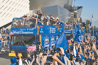 MLB》冠军游行 大谷全家福抢镜