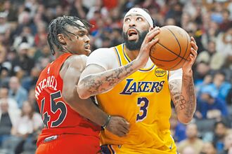 NBA》差点花光26分领先 一眉哥挺身救湖人