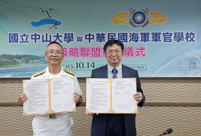 海军官校校长刘少将（左）与中山大学校长李志鹏代表双方签署策略联盟协议书。
（中山大学提供）