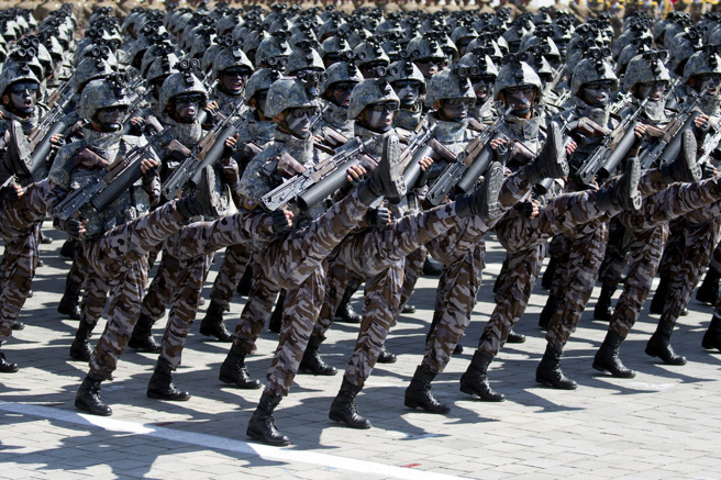 俄罗斯士兵领到来自北韩的援助物资，并且在不知情的状况下吃到了狗肉罐头。图为2018年北韩士兵在平壤出席北韩建国70周年阅兵仪式。（资料照／美联社）