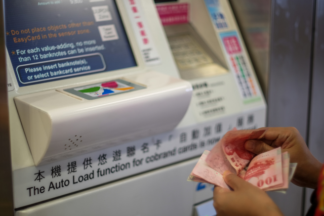 一名老伯的悠游卡余额高达9960元，引起讨论。（示意图，shutterstock／达志）