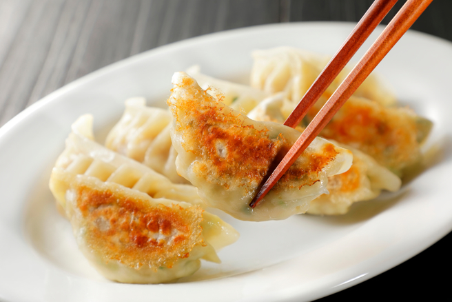 一名网友分享用平底锅做煎饺，10分钟就能上桌。（图：shutterstock／达志）