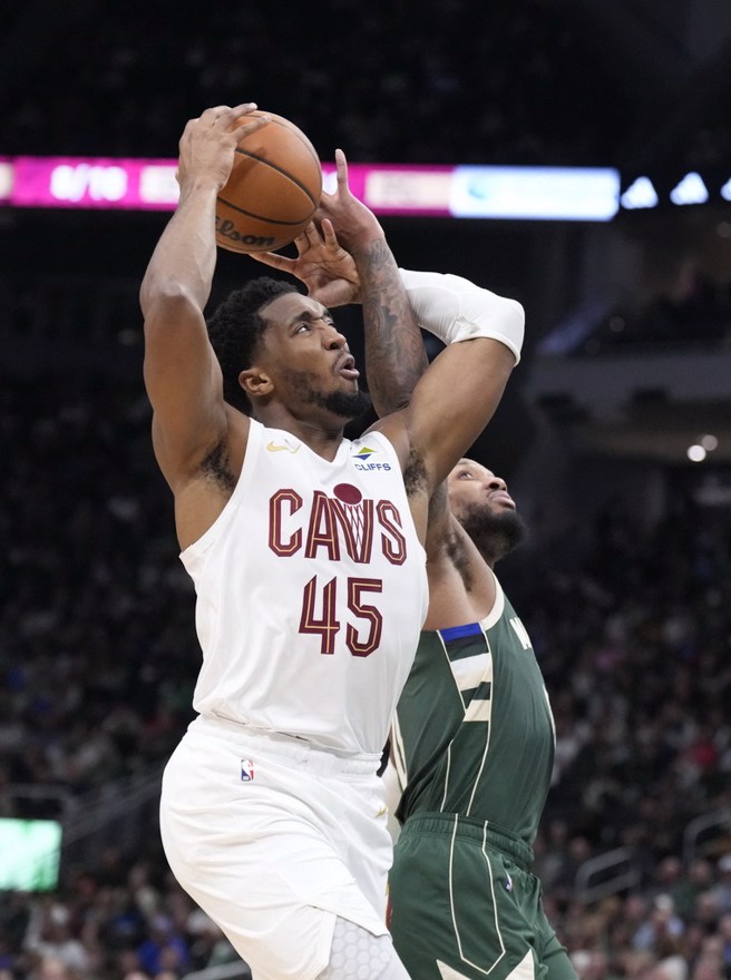 米契爾持球甩脫利拉德防守上籃。(路透)