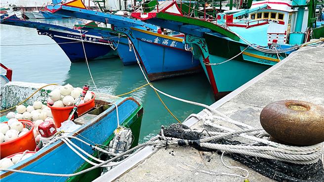 新港籍渔船使用粗绳索加固，防颱措施万全，成功抵御康芮颱风侵袭。（萧嘉蕙摄）