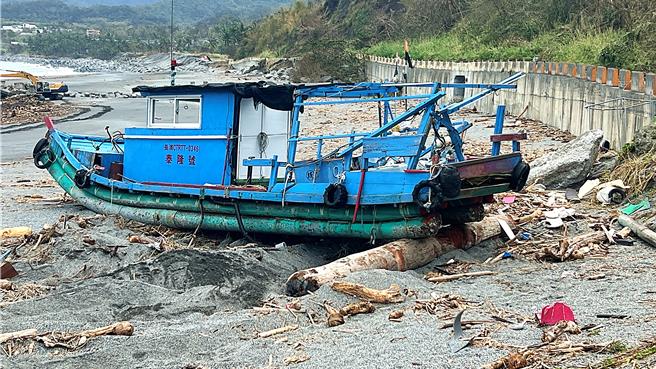 长滨籍胶筏防颱用的绳索被风浪吹断，船只被拍打上岸，残破不堪。（萧嘉蕙摄）