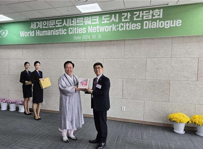 新北市副秘書長柯慶忠（右）代表參加韓國安東市舉行的「第11屆21世紀人文價值論壇」，與來自全球26座城市代表進行為期4日的城際交流活動。（新北市文化局提供）