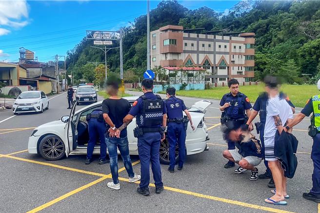 横山分局员警利用口袋战术，在横山乡中丰路与富林路口围堵挂偽造车牌的白色轿车，逮获3名年轻嫌姓。（横山分局提供／罗浚滨新竹传真）