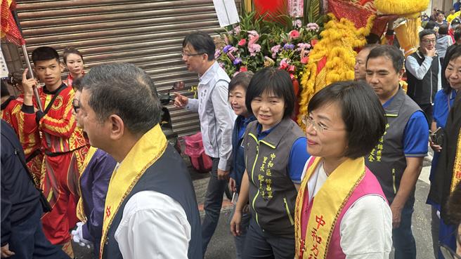 隊伍移動期間，民進黨立委蘇巧慧走在隊伍中段與里長及宮廟人士互動。（賀培晏攝）