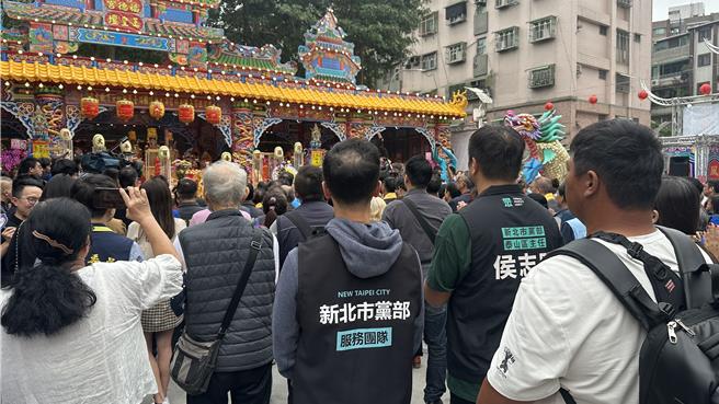 宮廟儀式期間，藍綠兩黨重要人士都站在隊伍前方，而民眾黨新北市黨部人員則是站在隊伍後面。（賀培晏攝）