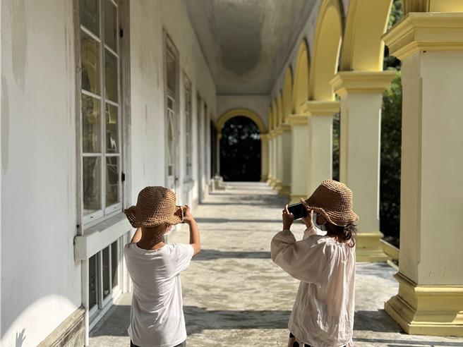 幼儿于掏雄桥头糖厂择定喜欢的场景进行自由摄影。（教育部提供／林志成台北传真）