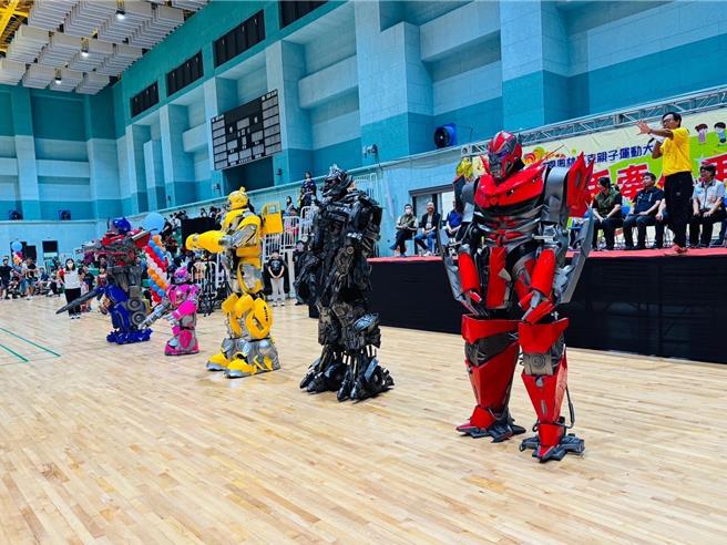 澎湖馬公市3日舉辦幼兒「奧林匹克親子運動大會」，五變形金剛現身。（馬公市公所提供／許逸民澎湖傳真）
