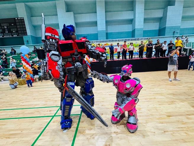 湖馬公市3日舉辦幼兒「奧林匹克親子運動大會」，變形金剛和小孩互動。（馬公市公所提供／許逸民澎湖傳真）