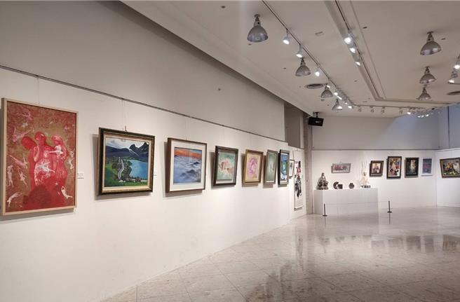 新竹市湖畔畫會積極投入各項文化藝術的推動，近日於新竹市文化局演藝廳A、B 展區舉辦會員聯展「湖畔畫作秋」，展出計50件作品。（新竹市政府提供／王惠慧新竹傳真）