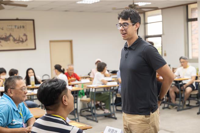 花莲县政府在县内观光淡季期间，在北、中、南区共开办60堂英语培力课程，帮助观光业者学习说英语。（花莲县政府提供／罗亦晽花莲传真）