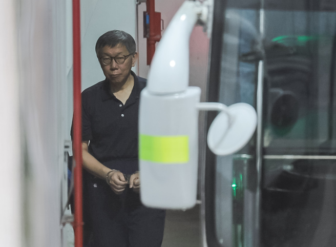 北院1日裁定，因在台北市長任內涉入京華城案的民眾黨主席柯文哲延押2個月，圖為柯當天被檢方提訊。（中時資料照，郭吉銓攝）