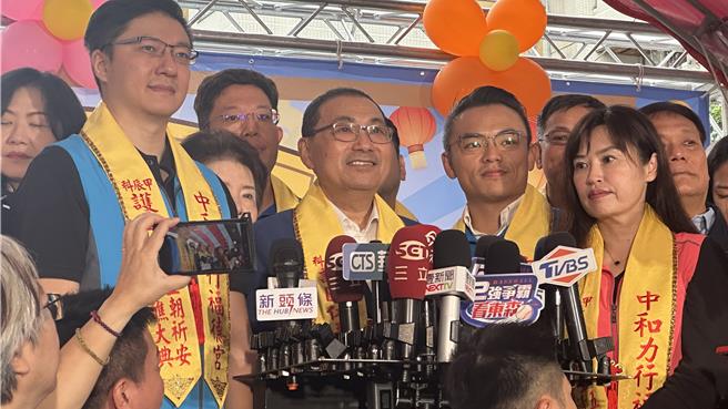 侯友宜今日出席中和力行福德宮舉辦建宮300年活動，會後就馬上前往土城區視察工作災後復原狀況，而針對電力搶修問題也給出回應。（賀培晏攝）