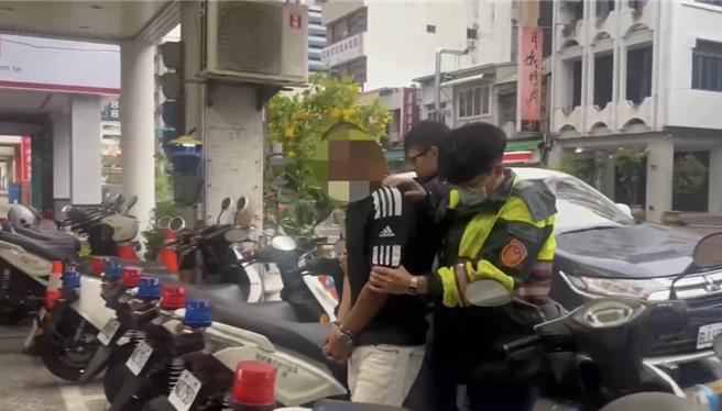 高雄一名男子酒醉倒臥路邊咆嘯，讓周邊住戶不堪其擾報警，警車到時卻立即起身狂奔，原來是通緝犯，仍遭警方逮捕歸案。（警方提供／任義宇高雄傳真）