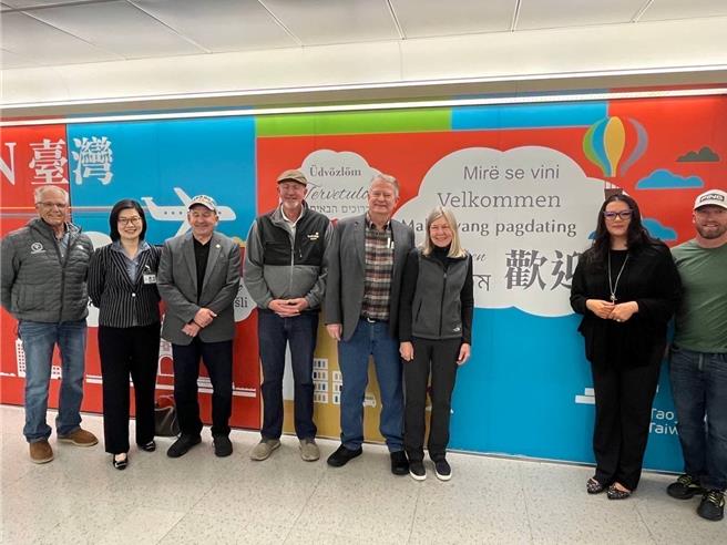 美國愛達荷州（Idaho）州長Brad Little伉儷（左五、六）於2024年11月3日率經貿考察團抵台訪問，外交部北美司司長王良玉（左二）前往接機。(外交部提供)