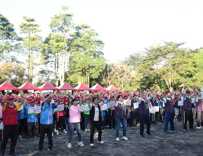 现场1200位志工在县长王惠（前排左4）等人领头下，先进行暖身。（彰县府提供／叶静美彰化传真）