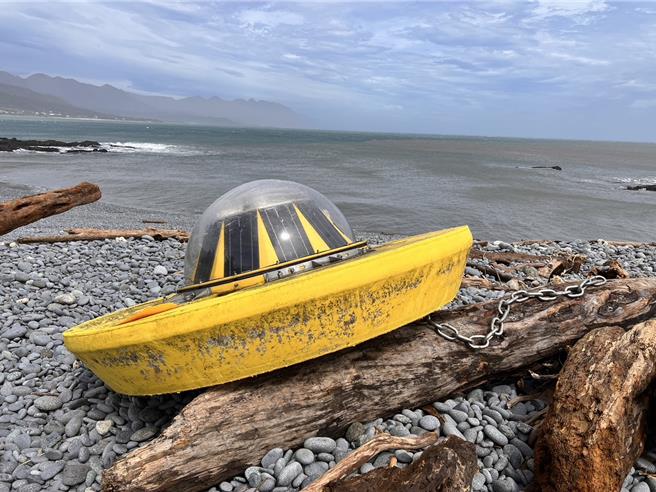 氣象資料浮標外型似黃色飛碟。（東部海岸國家風景區管理處提供／蕭嘉蕙台東傳真）