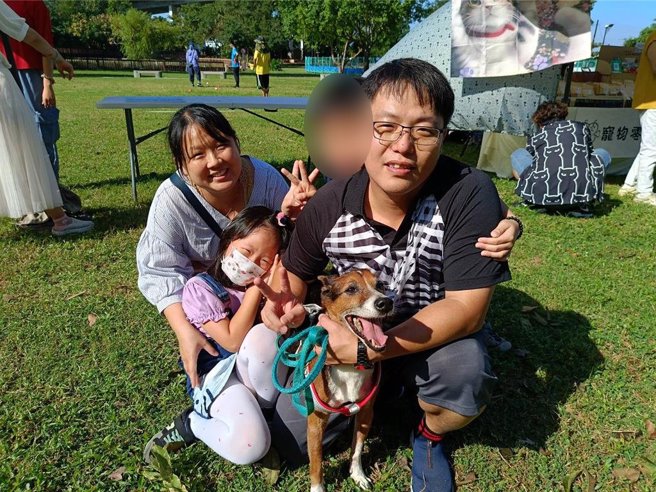 谢先生一家收养宝贝Booboo已有10年，他提醒想养狗的民眾，养狗前要仔细考虑，除了给牠一个温暖的家，也给牠一个适合的生活环境。（叶静美摄）