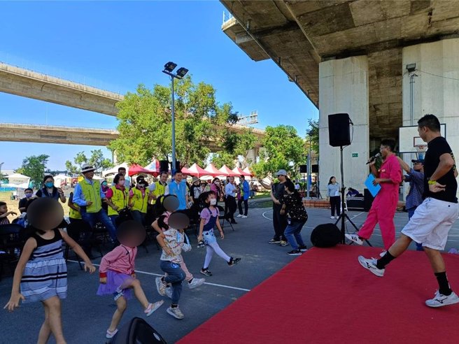 彰化市公所举办「毛孩Party」，亲子一起动一动。（叶静美摄）