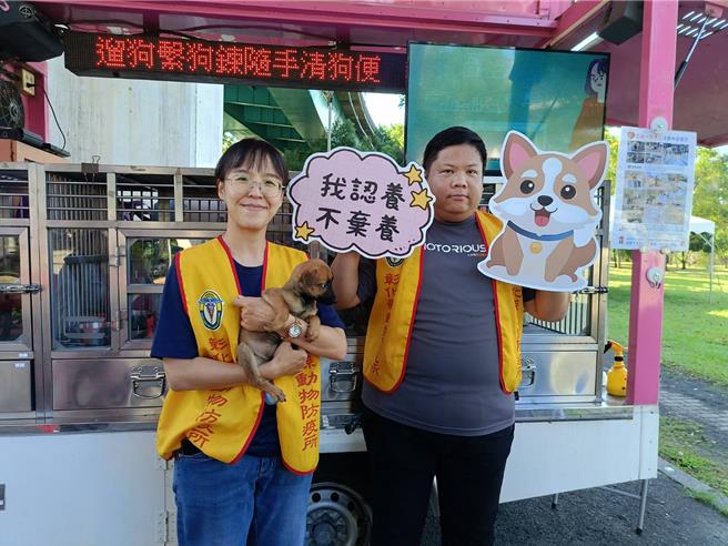 彰化县动防所也将宠物认养专车开到「毛孩Party」现场，欢迎民眾把可爱的毛小孩带回家，陪伴家人。（叶静美摄）