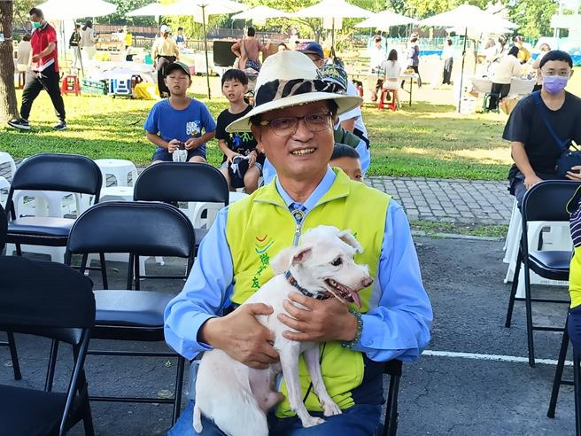 彰化市长林世贤分享毛小孩与饲主的互动，强调心灵的互动相当珍贵。（叶静美摄）