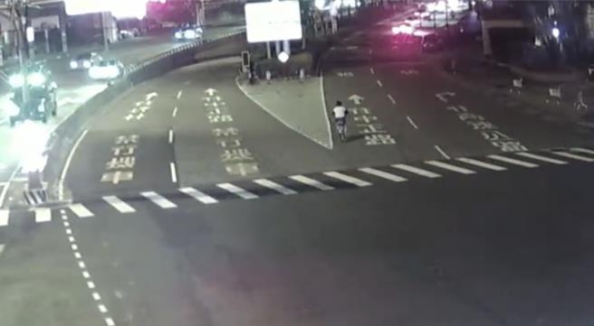 新北市新店区79岁杨姓老妇2日晚间骑脚踏车外出，沿途视斑马线于无物在马路上切西瓜，随后又将车骑在最内侧车道，惟天色已晚且该路段也较为昏暗，疑因此导致后车视线不良直接从后面追撞。（新店警分局提供）