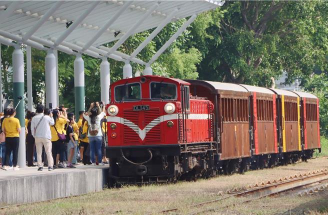 阿里山林鐵「檜來嘉驛列車」改裝為「心香百里特檜車」，今（3日）「心香百里特檜車」正式啟航。（呂妍庭攝）