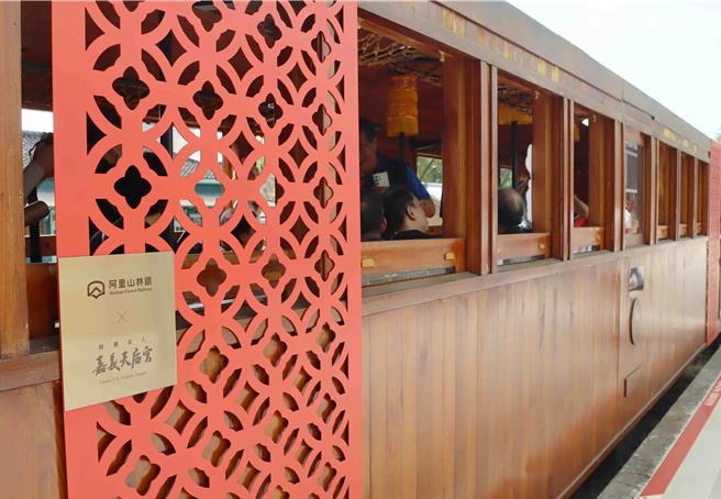 車外懸掛大面積花窗，以嘉義天后宮最鮮明的「喜慶紅」與「神慶黃」跳色搭配。（呂妍庭攝）