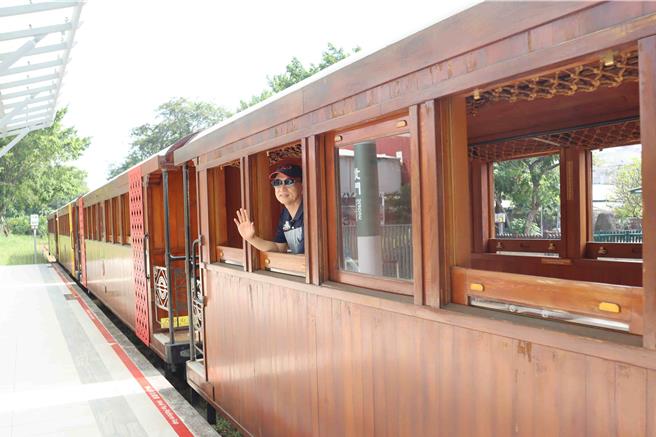 「心香百里特檜車」共4節車廂，其中1節唯持原貌「留白」未改裝。（呂妍庭攝）