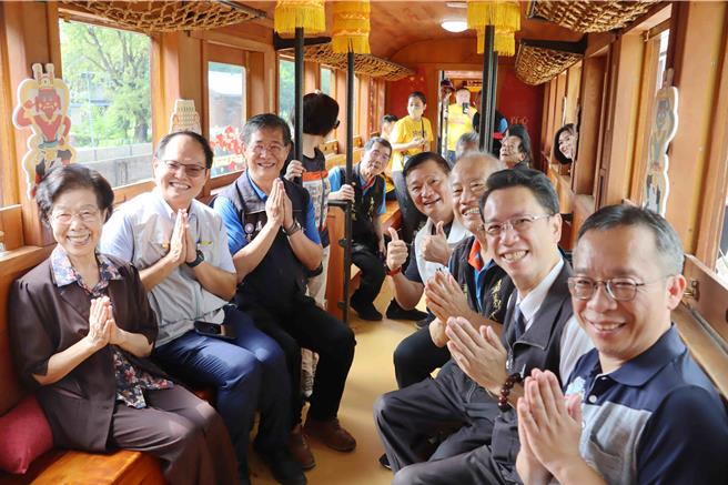 今心香百里特檜車首航，天后宮董事長王文良、總統府資政張博雅、嘉義市政府民政處長林家緯、周恆凱及多位市議員等人參與。（呂妍庭攝）