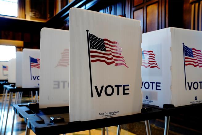 顶尖民调专家指出，他们不再相信民调校正的「害羞川普支持者」，不再看民调，转看投票率。（路透社）