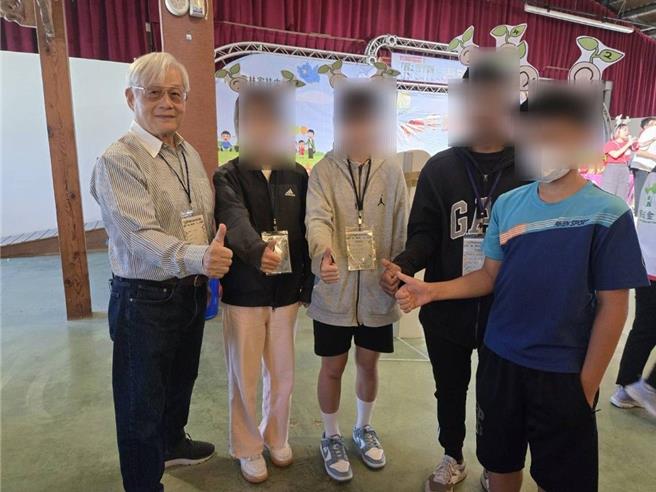 前高等法院院长退休的黄金石（左一）15年来认养云林家扶10名孩子。（周丽兰摄）