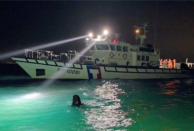 高雄「熊麻吉」娛樂漁船，2日傍晚在高雄蚵仔寮外海約2海浬處發現鯨豚疑似纏網受困，不時直上直下竄出海面上換氣。海巡署巡防艇據報後，趕往現場協助。（熊麻吉娛樂漁船鄭順心提供／許逸民澎湖傳真）