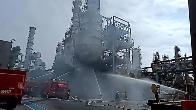 桃炼厂20公尺高真空塔起火狂冒黑烟。(翻摄照片／蔡依珍桃园传真)