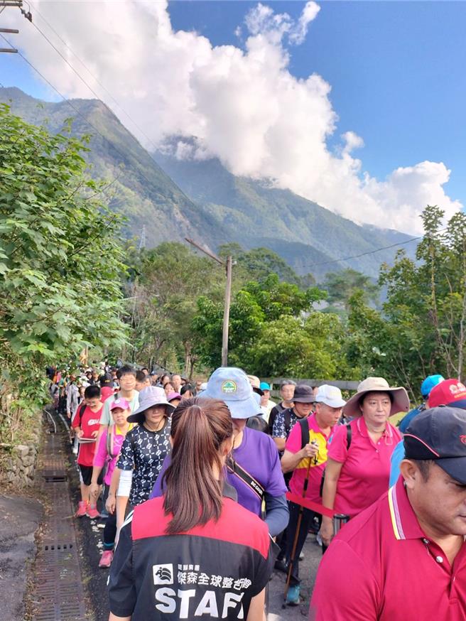 今天早上天气晴朗，参加健走的民眾、热身完毕，在起点鸣笛后出发，上千人缓步前往双龙瀑布七彩吊桥，健行路线全长约4公里，从信义乡双龙国小出发，终点为七彩吊桥。（南投县政府提供／张妍溱南投传真）