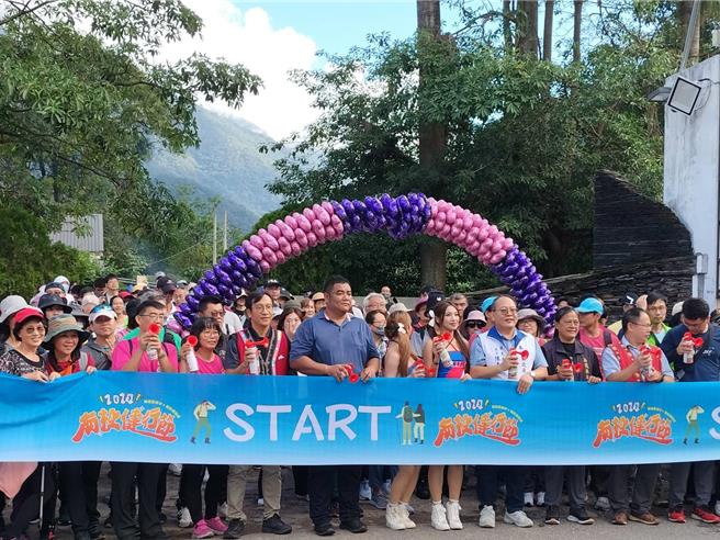  今天早上天气晴朗，参加健走的民眾、热身完毕，在起点鸣笛后出发，上千人缓步前往双龙瀑布七彩吊桥，健行路线全长约4公里，从信义乡双龙国小出发，终点为七彩吊桥。（南投县政府提供／张妍溱南投传真）