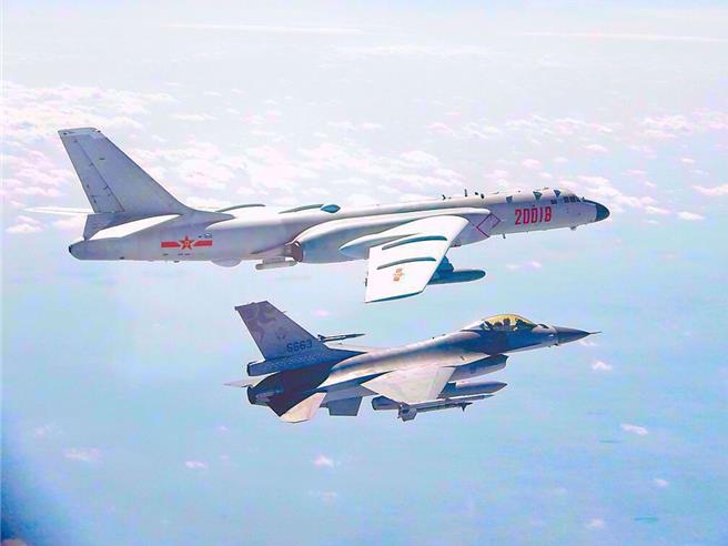 图为月前国军F-16战机监控共军轰-6K轰炸机。（示意图 ／ 国防部提供）